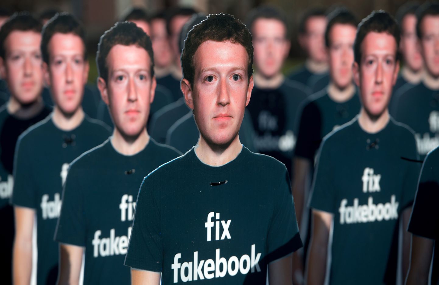 100 Facebooki asutaja Mark Zuckerberg maketti Washingtonis Capitooliumi ees selle aasta aprillis.