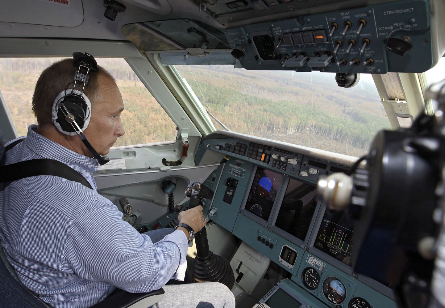 Vladimir Putin BE-200 tuletõrjelennukis teise piloodina. Peaminister tutvus eile olukorraga Rjazani oblastis.