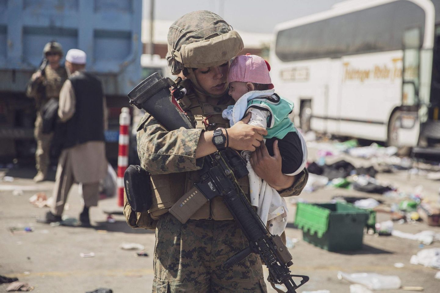 USA merejalaväelane kannab läinud nädalavahetusel Kabuli lennujaamas süles last, kelle pere läbis paras­jagu seal evakueerimisele eelnevat kontrolli. 