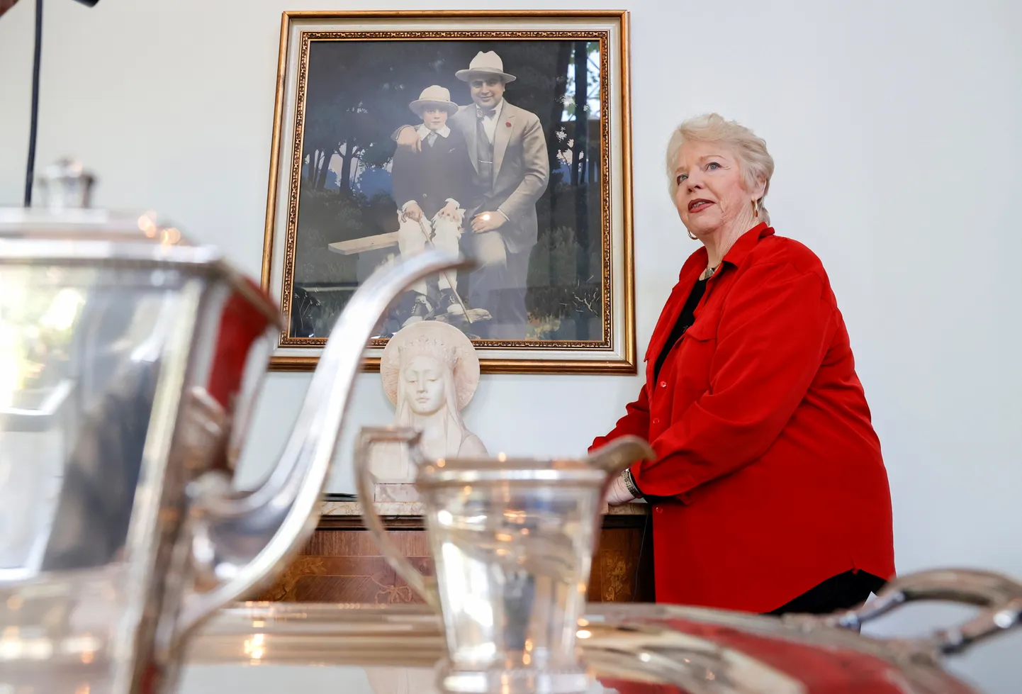 Diane Capone seismas oma vanaisa Al Capone ja isa Sonny Capone pildi all.