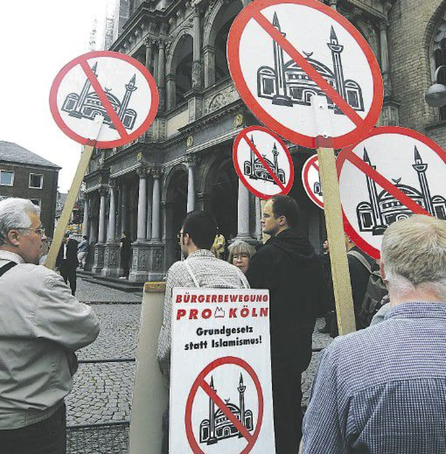 Демонстрация местных жителей против строительства мечети в Кельне. Плакат требует, чтобы в Германии действовала Конституция, а не законы ислама.