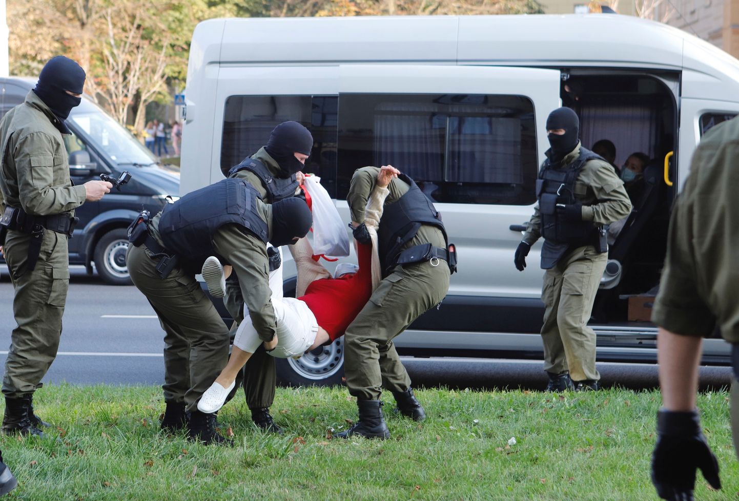 Meeleavaldaja kinnivõtmine Minskis 26. septembril.