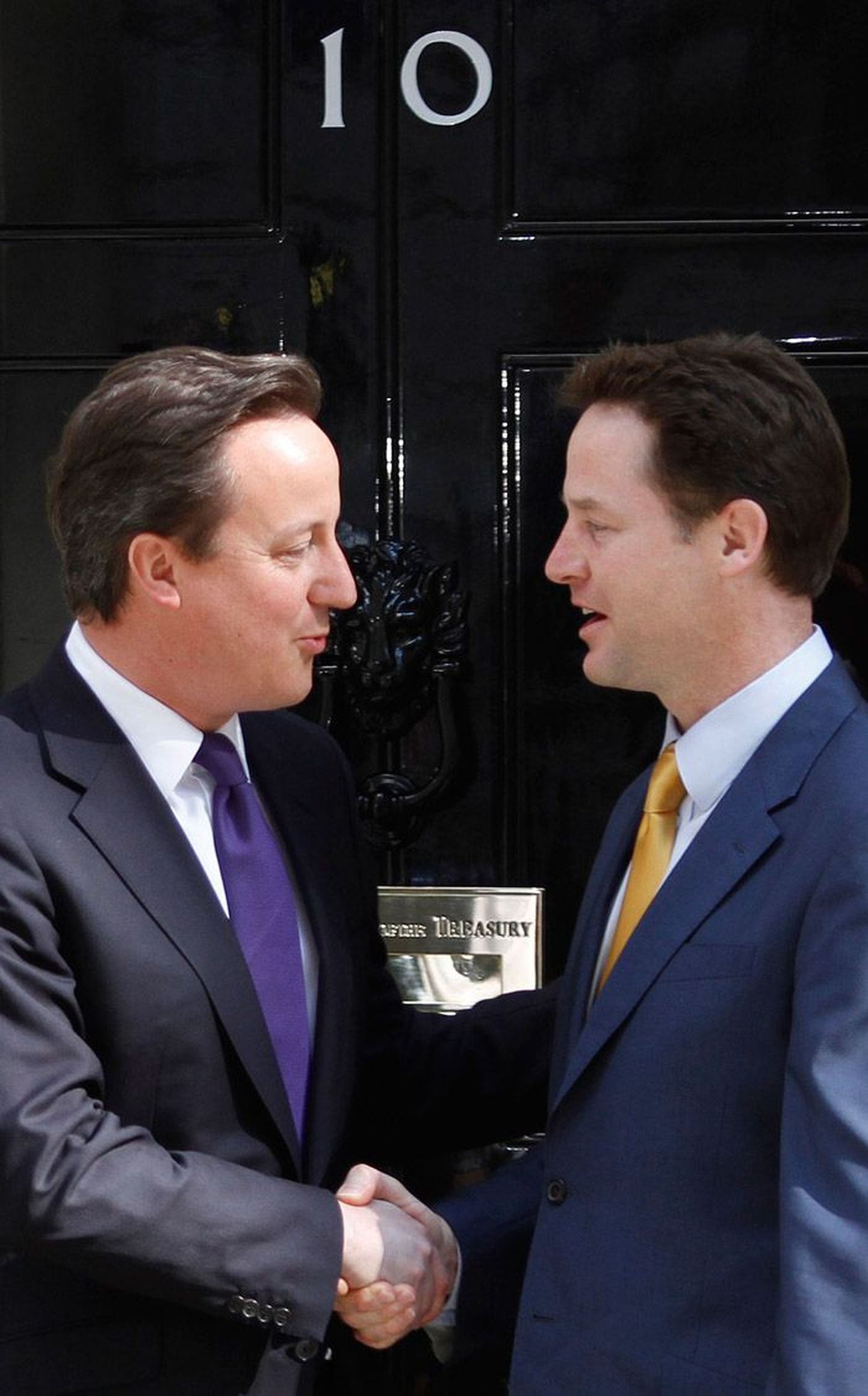 Uus valitsusjuht David Cameron (vasakul) tervitas ametiresidentsi ees eile oma koalitsioonipartnerit Nick Cleggi.