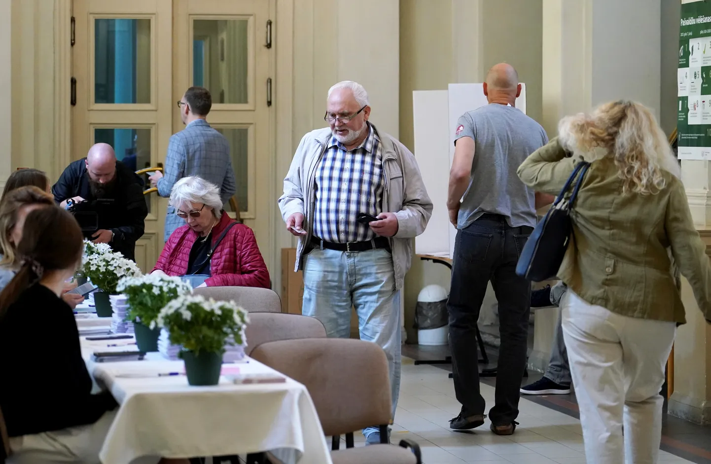 Pašvaldību vēlēšanas 75. vēlēšanu iecirknī Rīgas Valsts 1. ģimnāzijā.