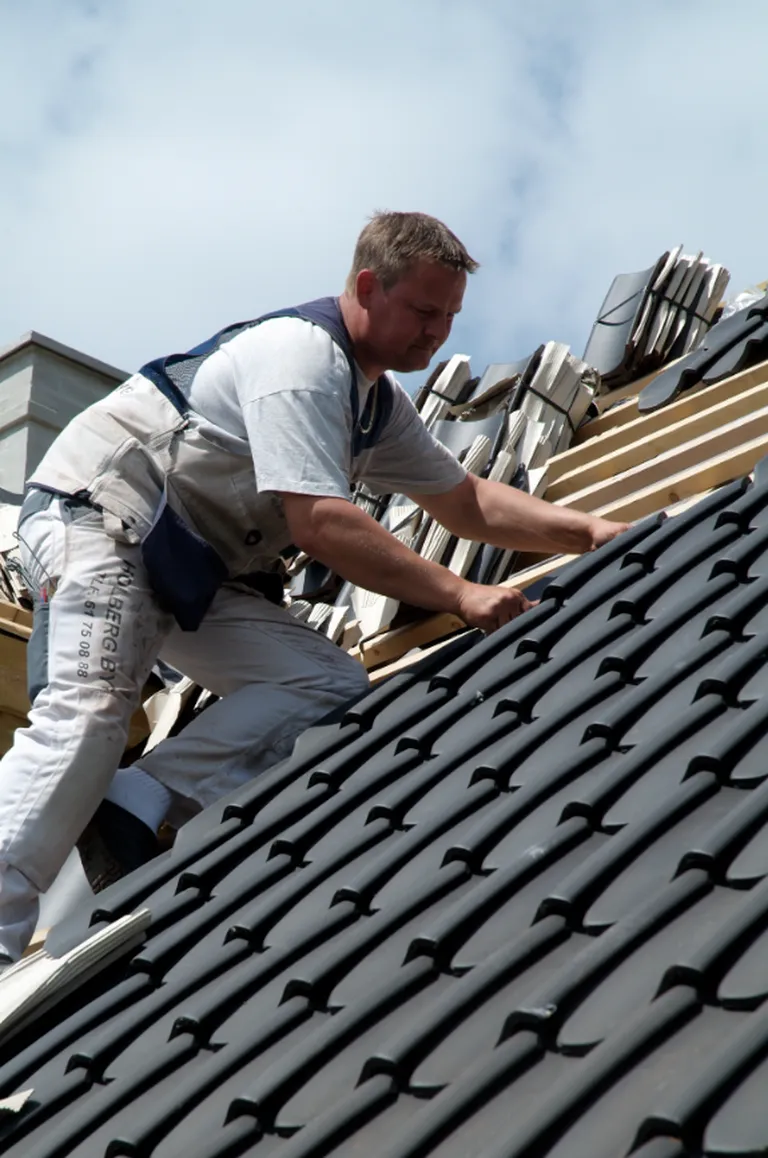 Sageli kiputakse katuse renoveerimisel eelistama senist materjali, sest nii tundub kindlam. Tegelikult pole uue materjali pelgamiseks põhjust, sest vana katuse asendamine meelepärase kattega ei ole kuigi keerukas.