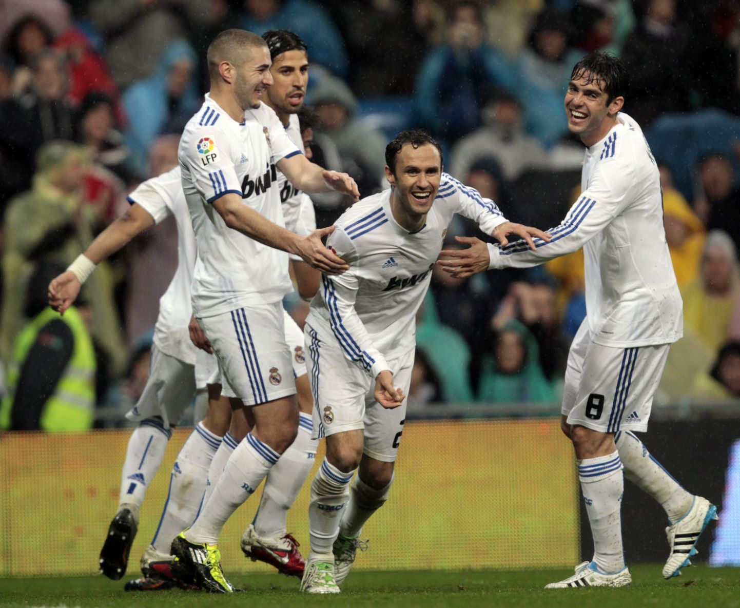 Madridi Reali mängijad tähistamas Ricardo Carvalho (keskel) löödud väravat.