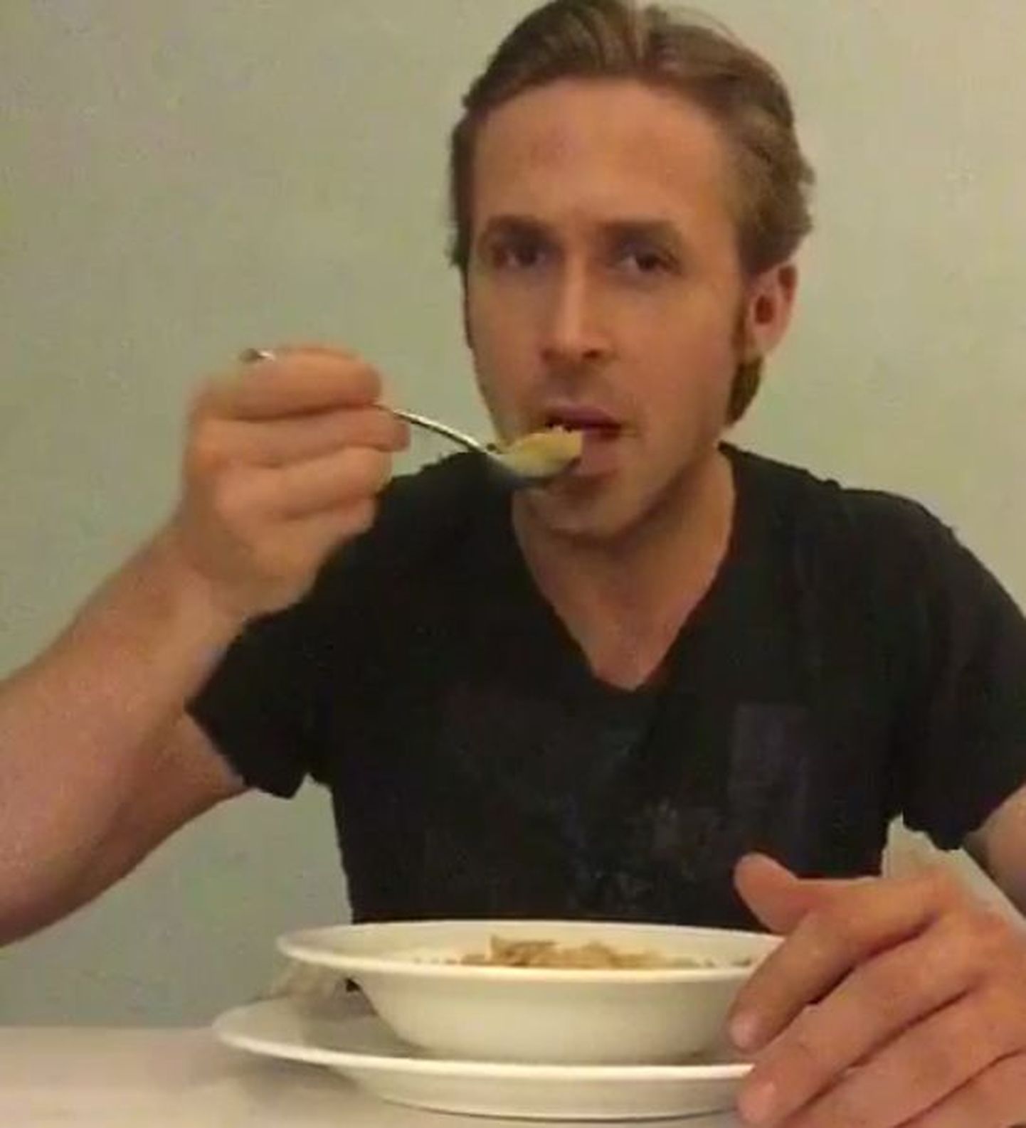 Ryan Gosling sööb maisihelbeid