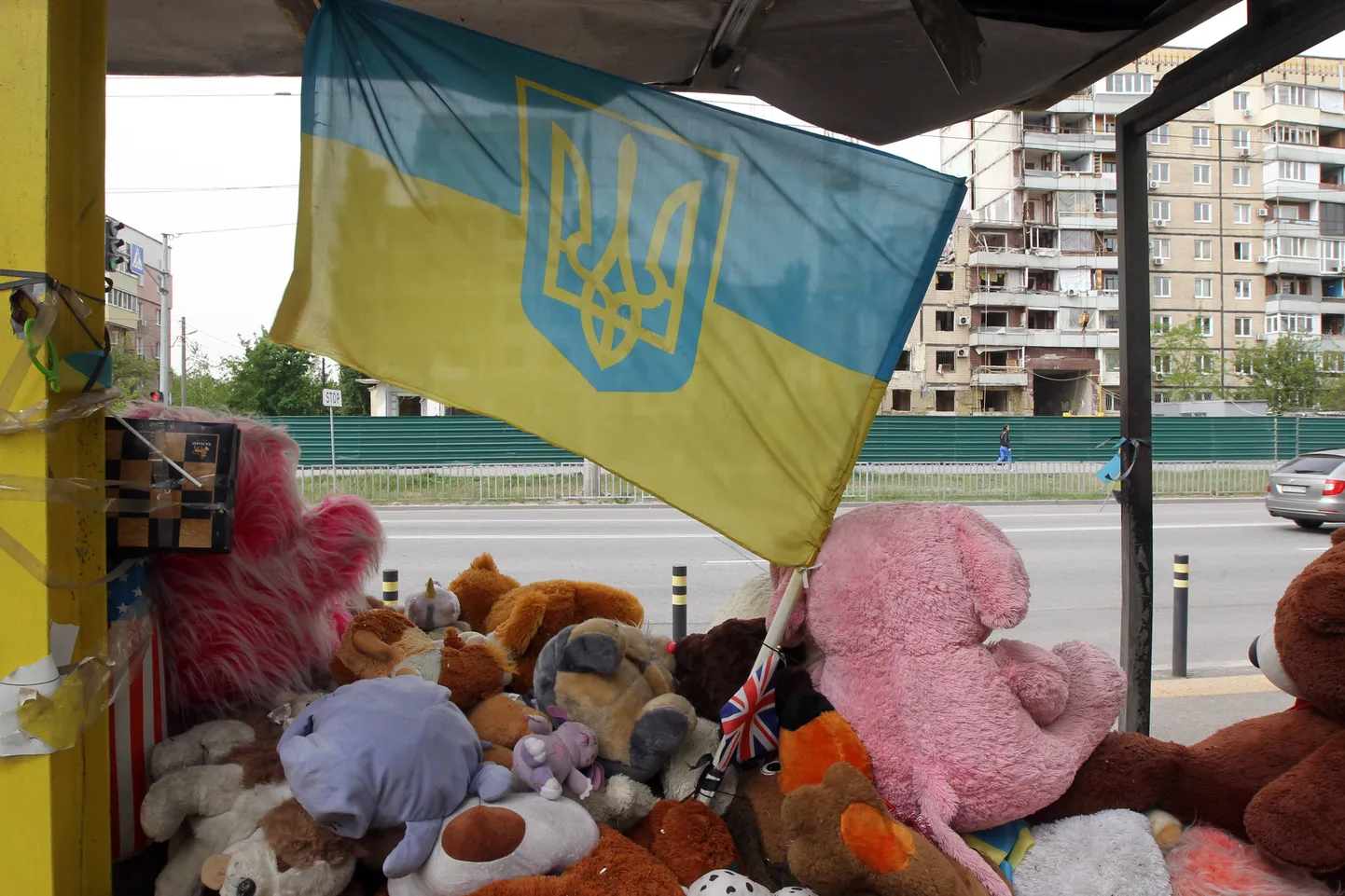 Импровизированный мемориал в украинском городе Днепр в память о погибших детях.