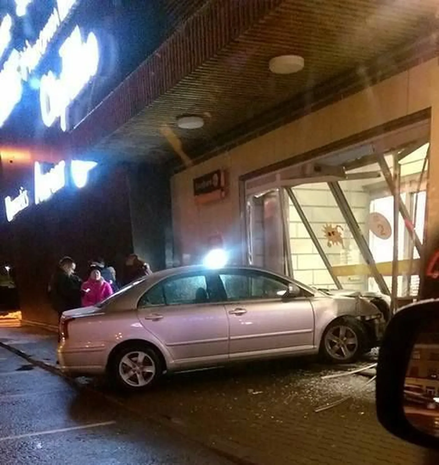 Легковой автомобиль врезался в стеклянные двери торгового центра Vironia в Кохтла-Ярве.