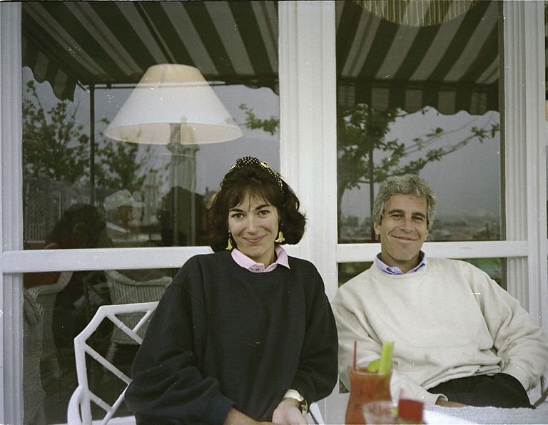 Jeffrey Epstein (paremal) ja Ghislaine Maxwell USA New Yorgi kohtu avaldatud dateerimata fotol