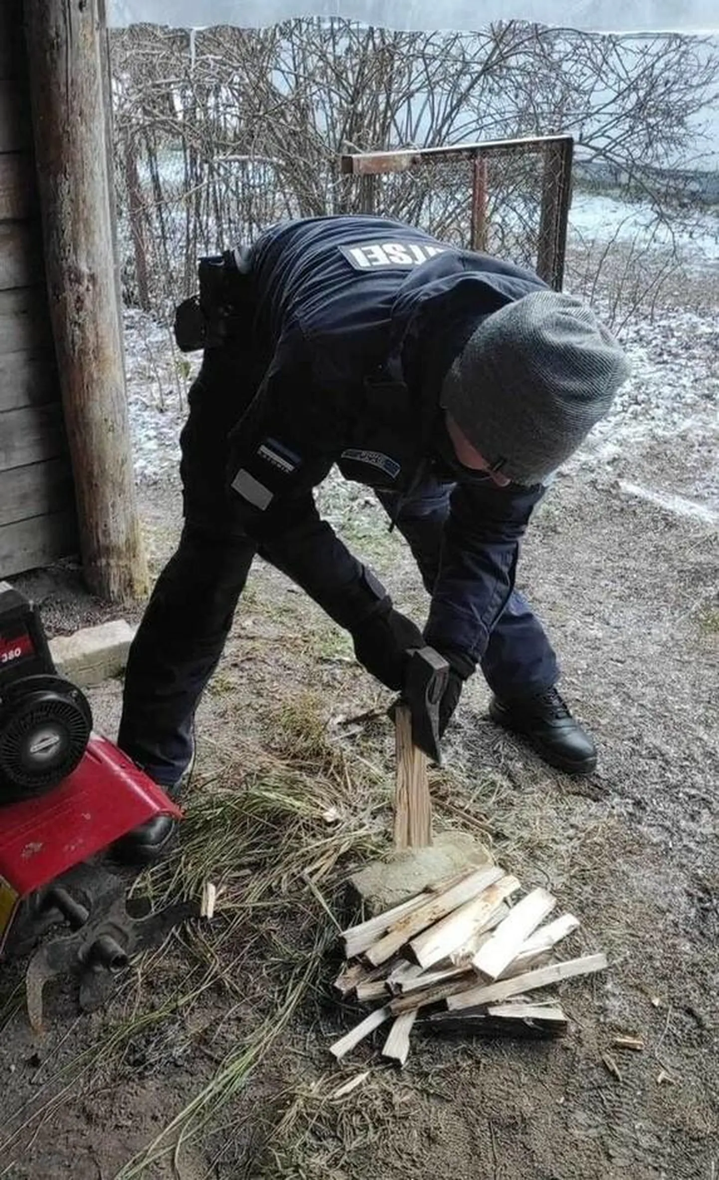 Piirkonnapolitseinikud aitasid lähedase kaotanud naist.