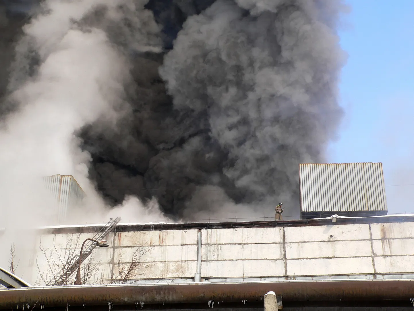 Вид на пожар на заводе под Иркутском.