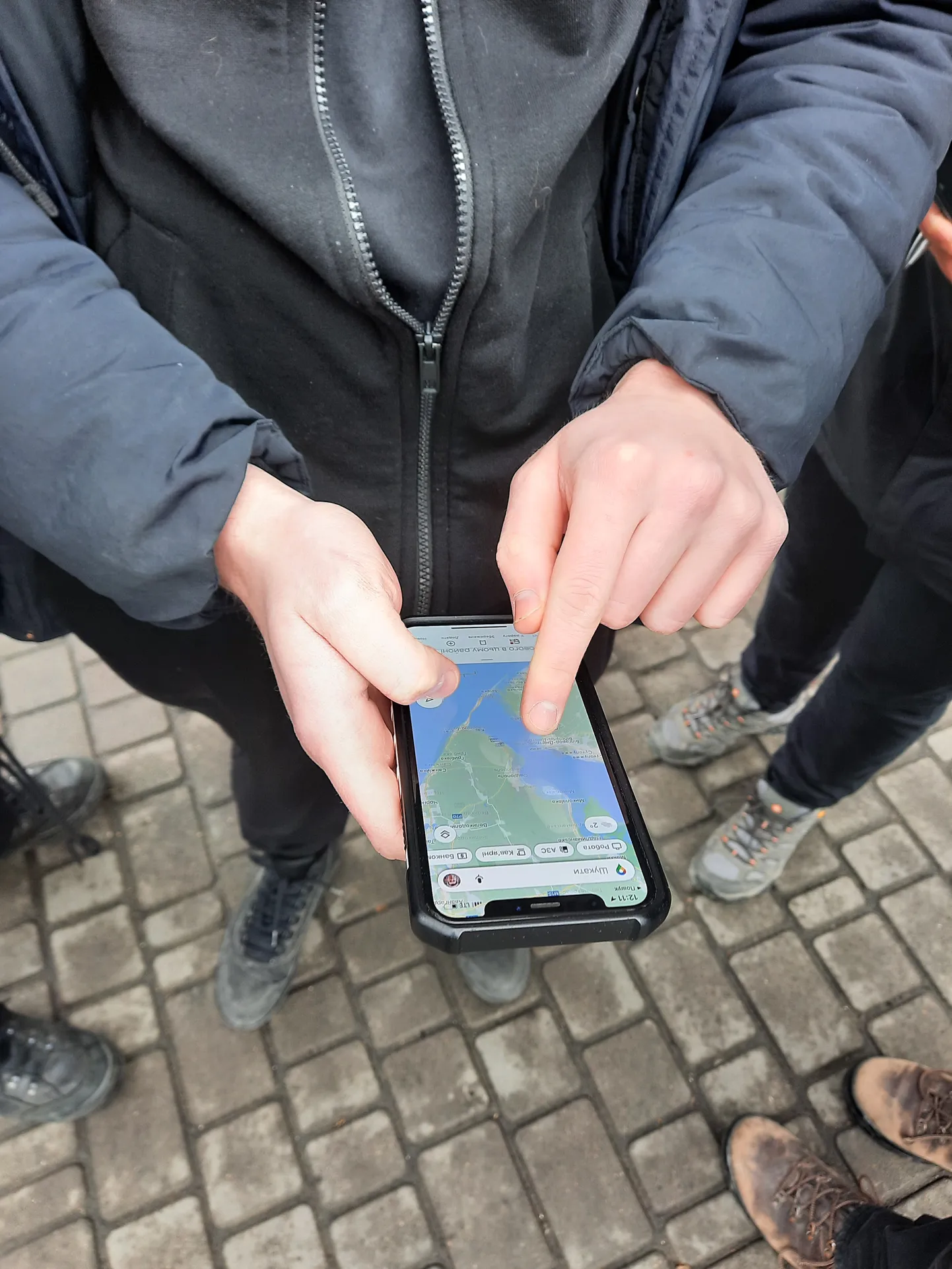 Ukraina kübersõdalased saavad igapäevaseid tööülesandeid kinnistes sotsiaalmeediagruppides. Fotol selgitab IT-armee liige Roman võimalusi, kus Odessale lähenevad Vene väed võivad takerduda.