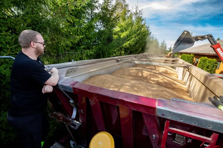 4. samm: Põhara Agro kuivatatud vili viiakse veoautoga Tallinna sadamasse.