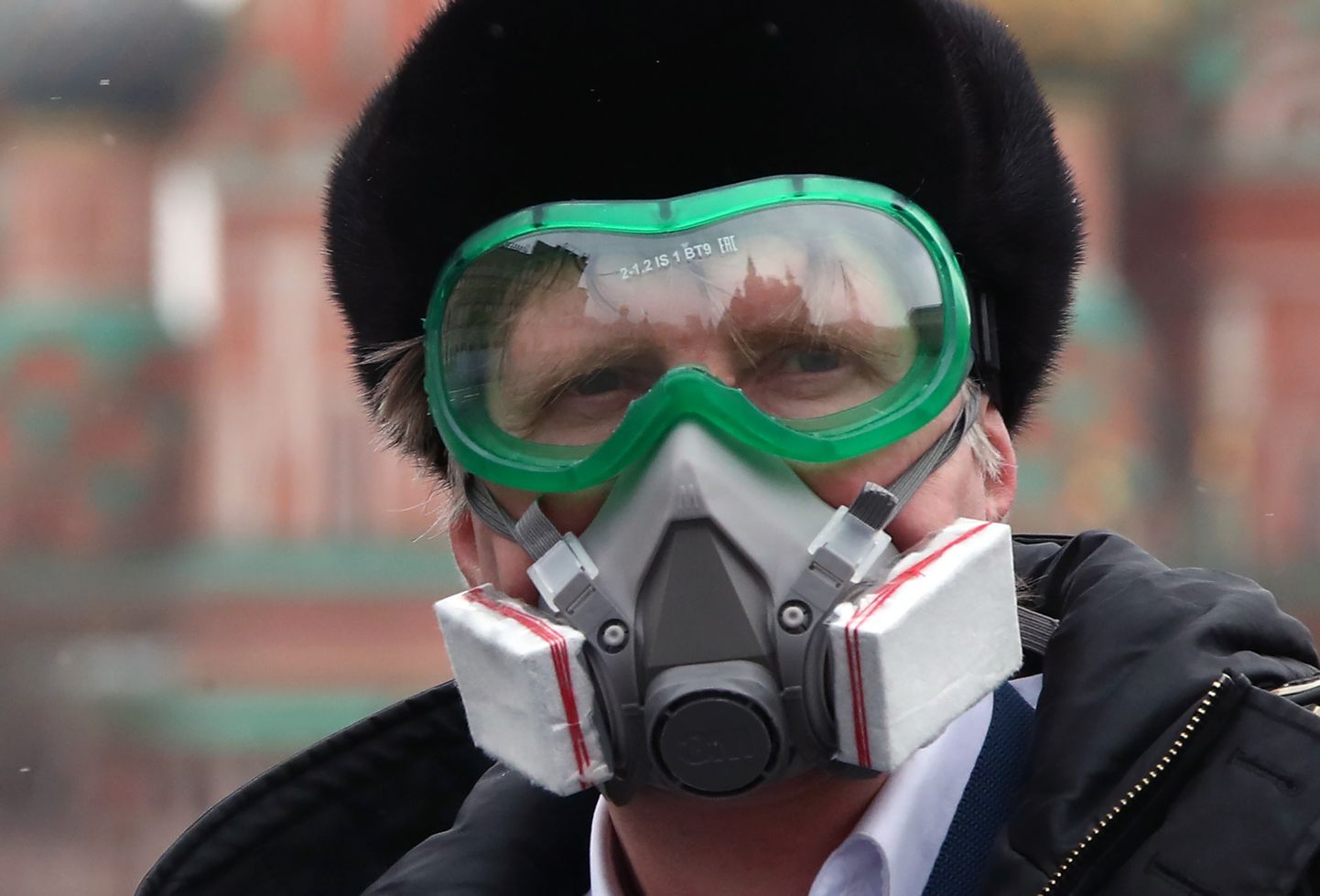 1. aprill 2020, Moskva. Venemaal kehtib koroonaviiruse piiramiseks inimestele liikumiskeeld. Rikkujaid ootab trahv kuni 50 000 rubla. Liikleja Punasel väljakul kannab respiraatorit.