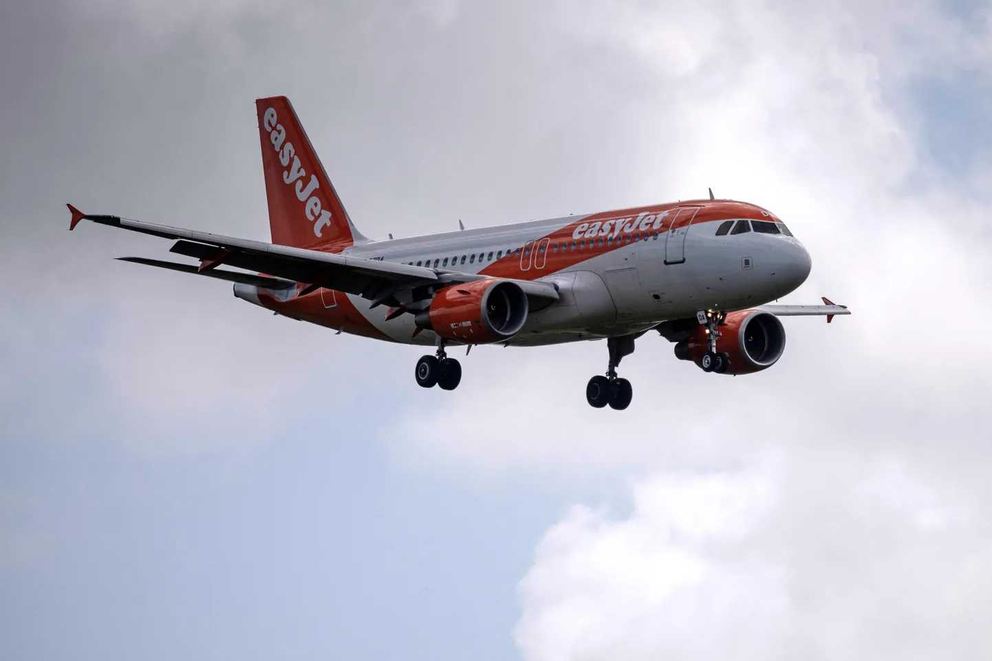 Easyjeti reisilennuk Gatwicki lennujaamas maandumas