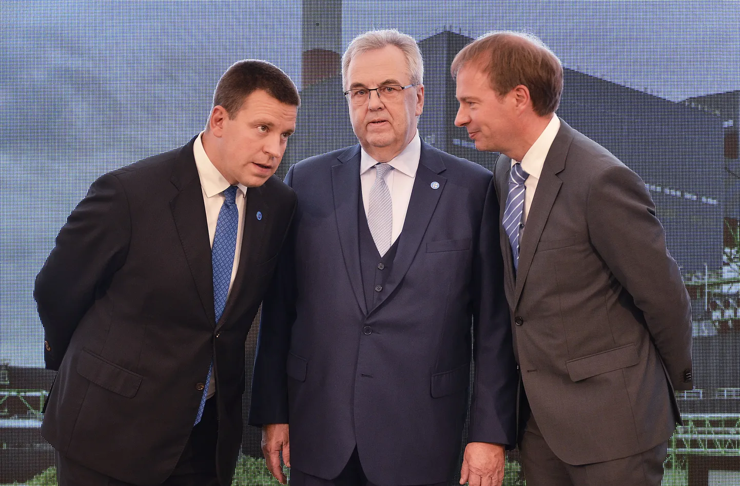 Rõõmustamiseks on põhjust nii peaminister Jüri Ratasel, Eesti Energia nõukogu esimehel Väino Kaldojal kui ka Eesti Energia juhatuse esimehel Hando Sutteril − nii võimsaid ja kogu riigile suure mõjuga objekte nagu Auvere elektrijaam Eestis igal aastal ei valmi. 

PEETER LILLEVÄLI