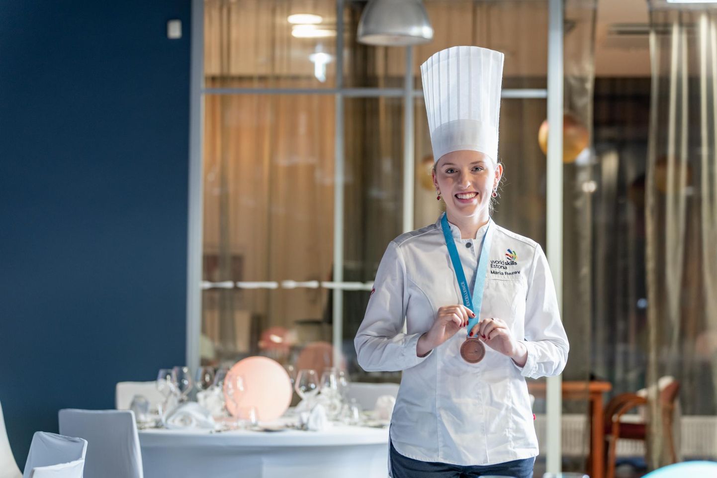 Pärnumaa kutsehariduskeskuse lõpetanud Maria Rezev esindas Eestit edukalt Šveitsis WorldSkillsil ehk maailma noorte kokkade kutsemeisterlikkuse võistlustel.