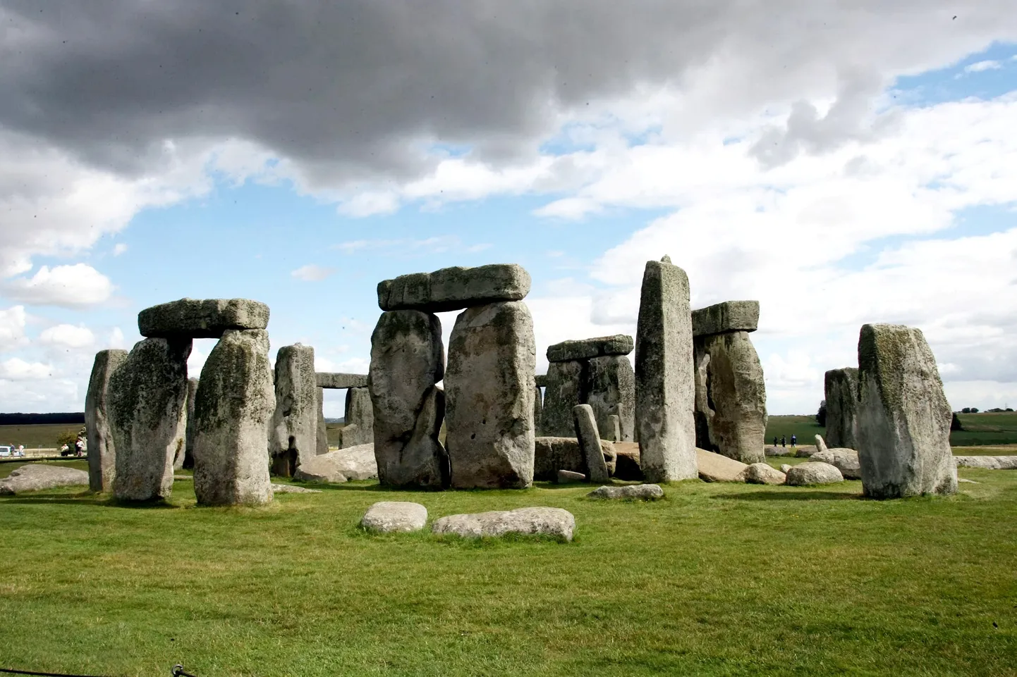 Suurbritannias Lõuna-Inglismaal asuv megaliitehitis Stonehenge, mille kivid on üsna kaugelt toodud. Kõige kaugemalt, Šotimaalt, on toodud aga niinimetatud altarikivi, mis asub keskel