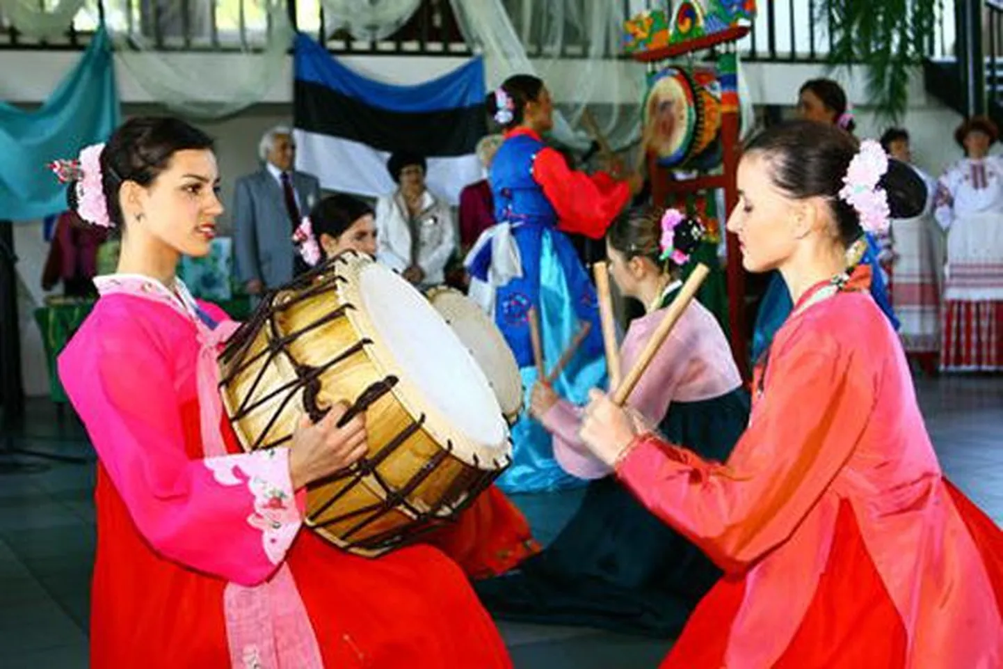 Rahvusvähemuste kultuuriühing Lüüra koondab näiteks armeenia, gruusia, kabardiini, tatari ja korea laulu- ja tantsuansambleid Eestis.