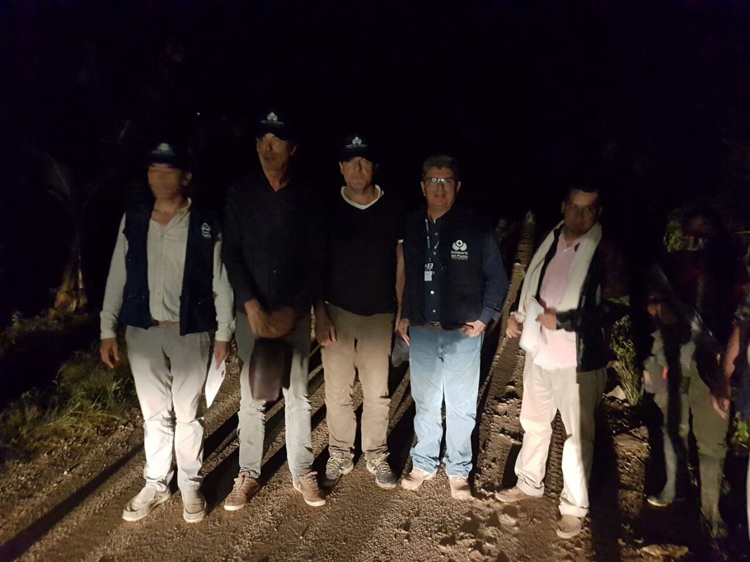 Colombia ombudsmani amet teatas Twitteris ajakirjanik Derk Johannes Bolti (vasakult teine) ja operaator Eugenio Ernest Marie Follenderi (paremalt teine) vabastamisest Norte de Santanderi osariigi maapiirkonnas ning postitas vabastatute foto.