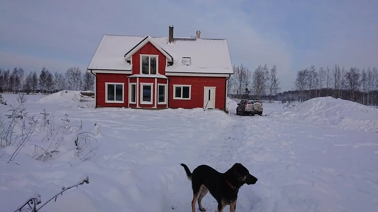 Tänaseks on maja väljast valmis ja ka sisetöid on tehtud, ent sisse kolida veel ei saa.