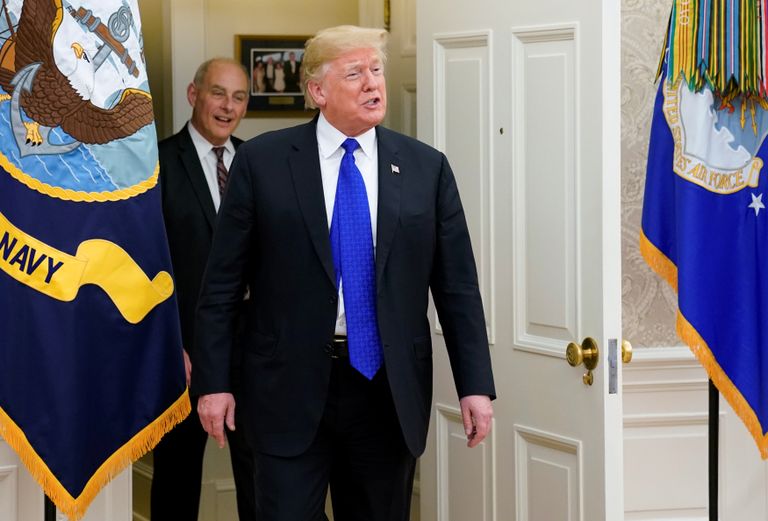 President Donald Trump arrives ja Valge Maja personaliülem John Kelly 11. detsembril kohtumas uudisteagentuuri Reuters ajakirjanikega