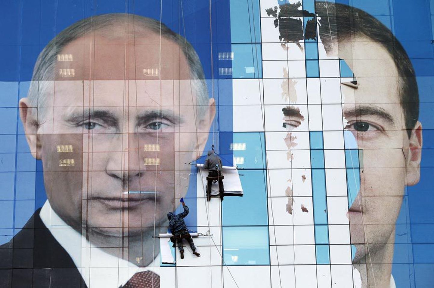 Õigupoolest oli Vladimir Putini järgmiseks presidendiks saamine otsustatud juba enne valimisi. Pildil on näha töömehi mullu sügisel Krasnodaris hiigelsuurt plakatit paigaldamas.