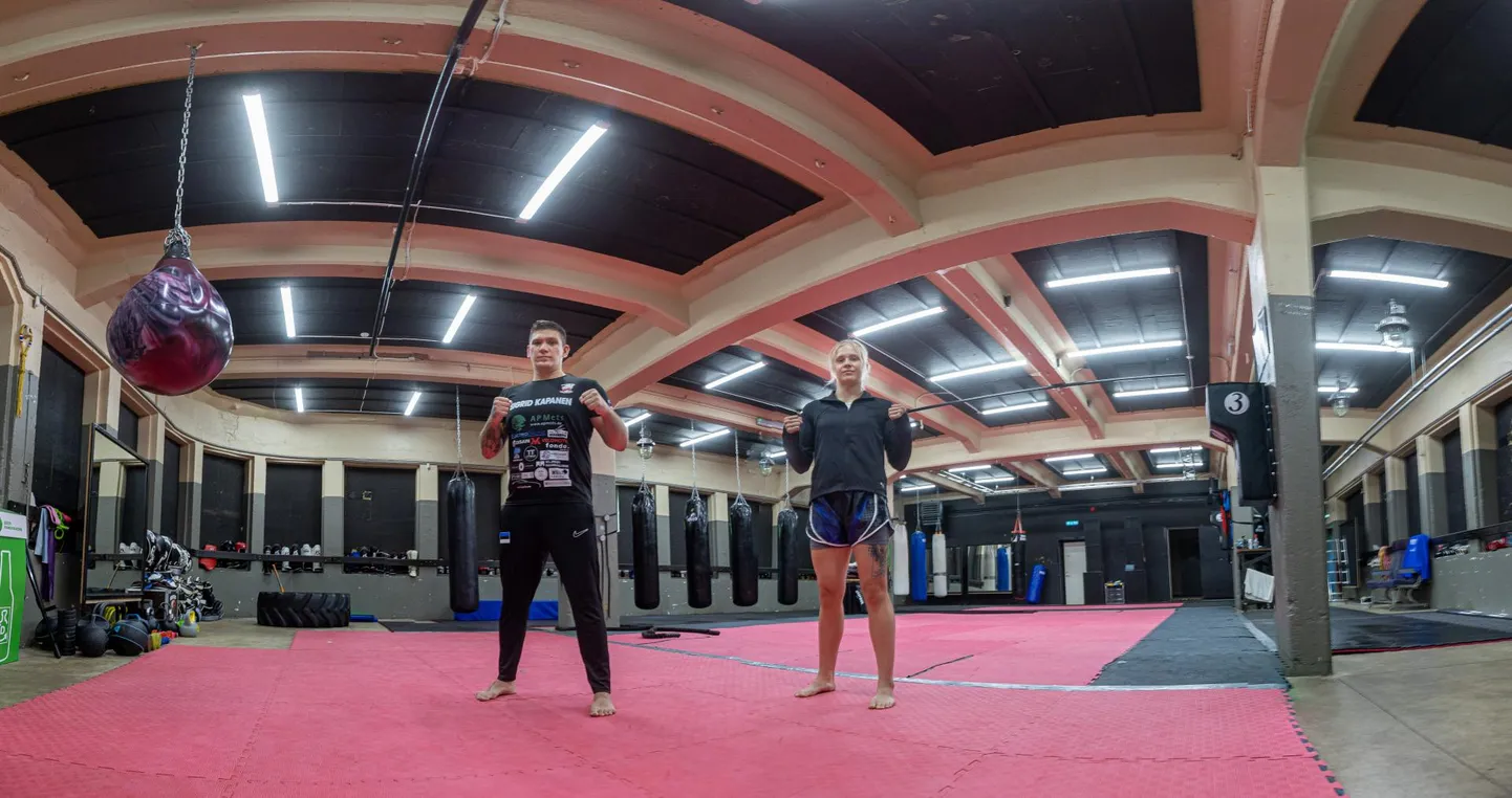 "Oleme siia teinud väga suuri investeeringuid ja muretsenud väga heal tasemel varustuse. Eelmisel aastal vahetasime välja näiteks&nbsp;kogu saali valgustuse," rääkis Kondor Fight Clubi eestvedaja Ringo Tipp saali näidates. Tema kõrval on fotol klubis treeniv maailmameister Sigrid Kapanen.