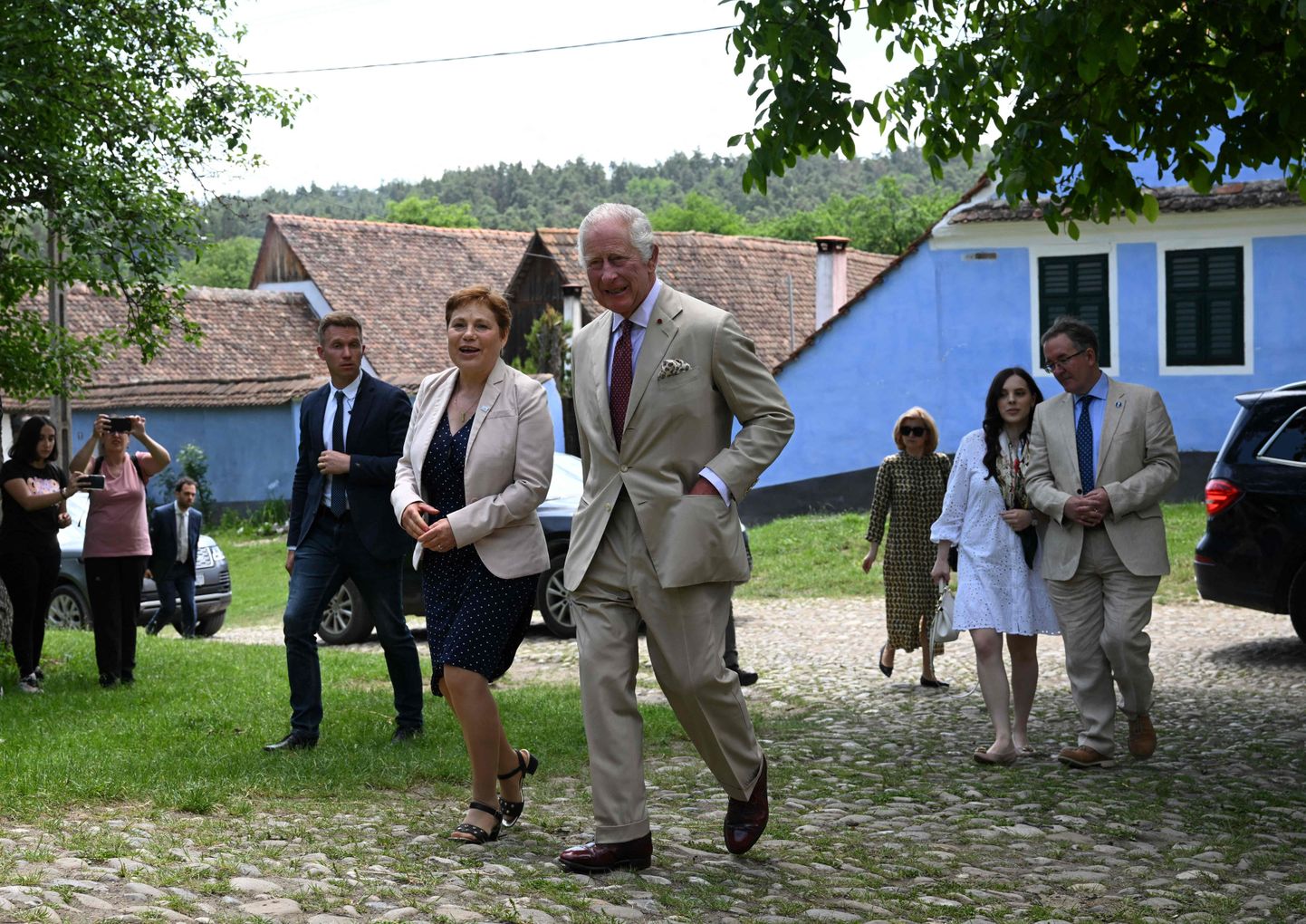 Charles külastas Rumeenia kolkaküla.