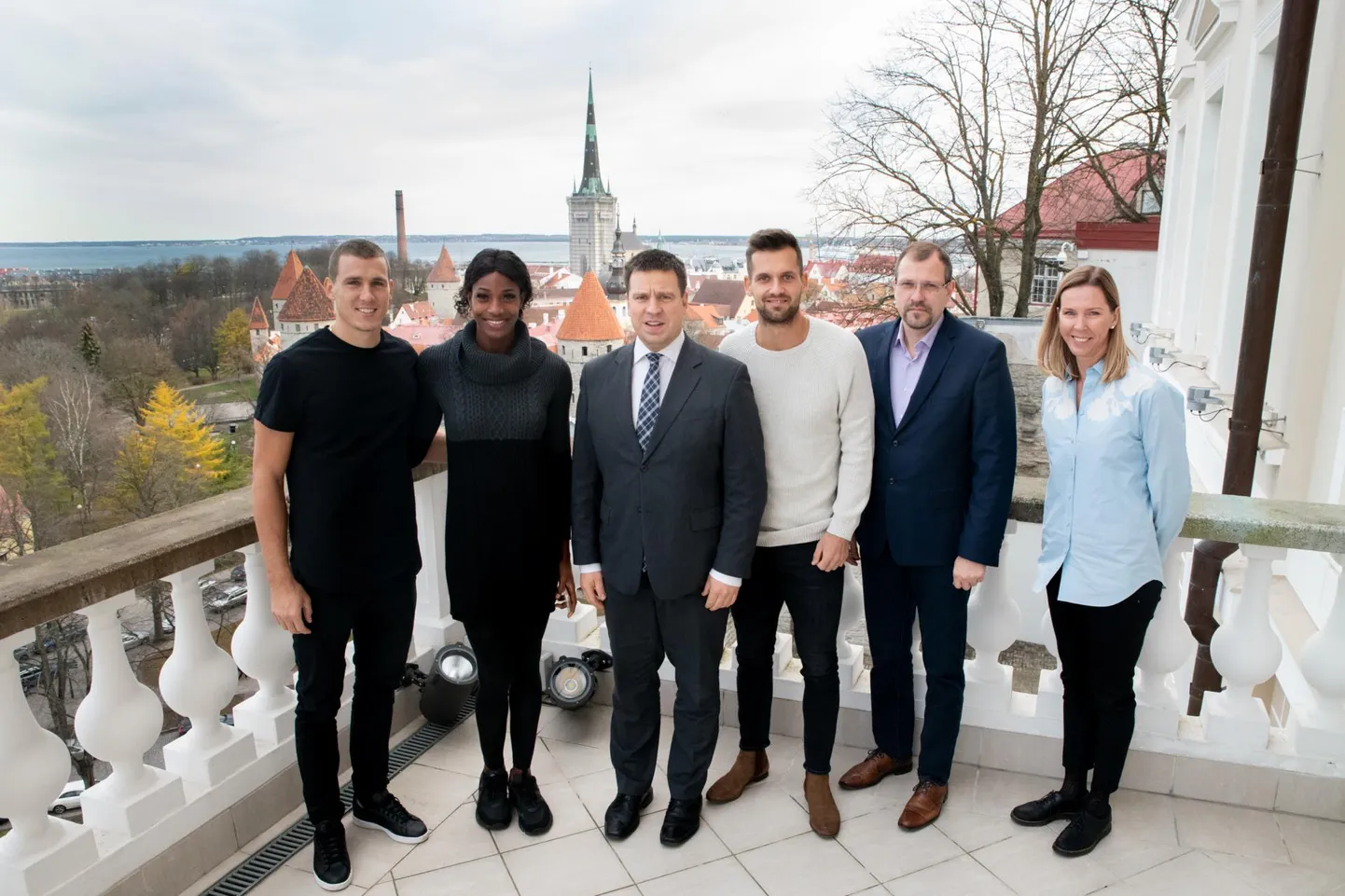 Kergejõustiklased Maicel Uibo (vasakult), Shaunae Miller-Uibo ja Magnus Kirt käisid peaminister Jüri Ratase vastuvõtul. Kohtumisel osalesid ka Eesti Kergejõustikuliidu saavutusspordi juht Kristel Berendsen ja Maicel Uibo isa Toomas Uibo.