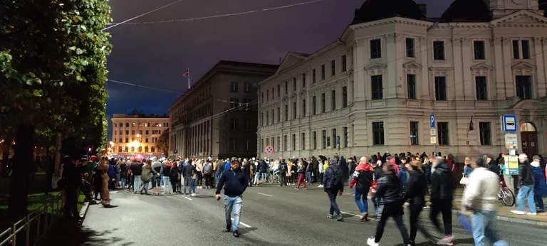 Ap plkst.22.00 akcijas dalībnieki jau pulcējas pie Ministru kabineta
