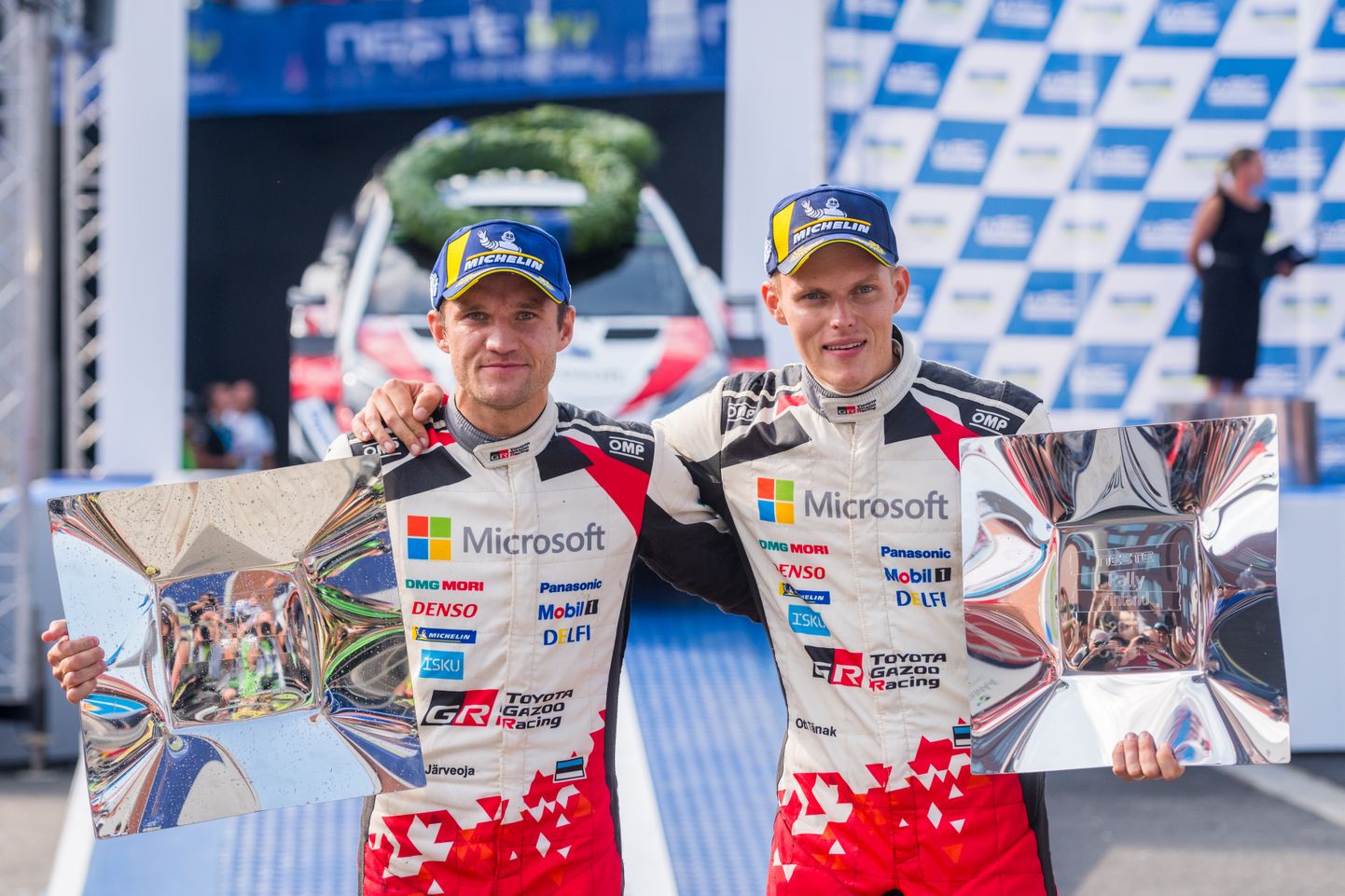 Martin Järveoja (vasakul) ja Ott Tänak pärast eelmise aasta Soome ralli võitu.