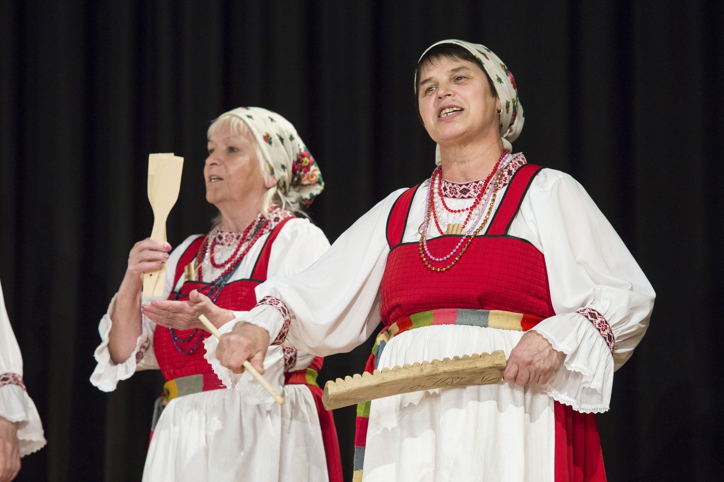 Komimaa folkloorinaised näitasid lisaks tšipsanile ka teisi rahvuslikke instrumente.