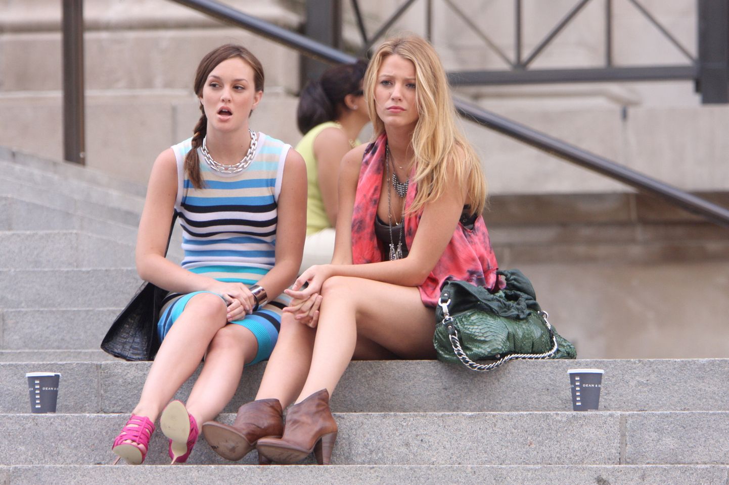 13 июля 2009 года (Нью-Йорк). Блейк Лайвли и Лейтон Мистер на съемках фильма «Сплетница» в Метрополитен-музее на Пятой авеню.