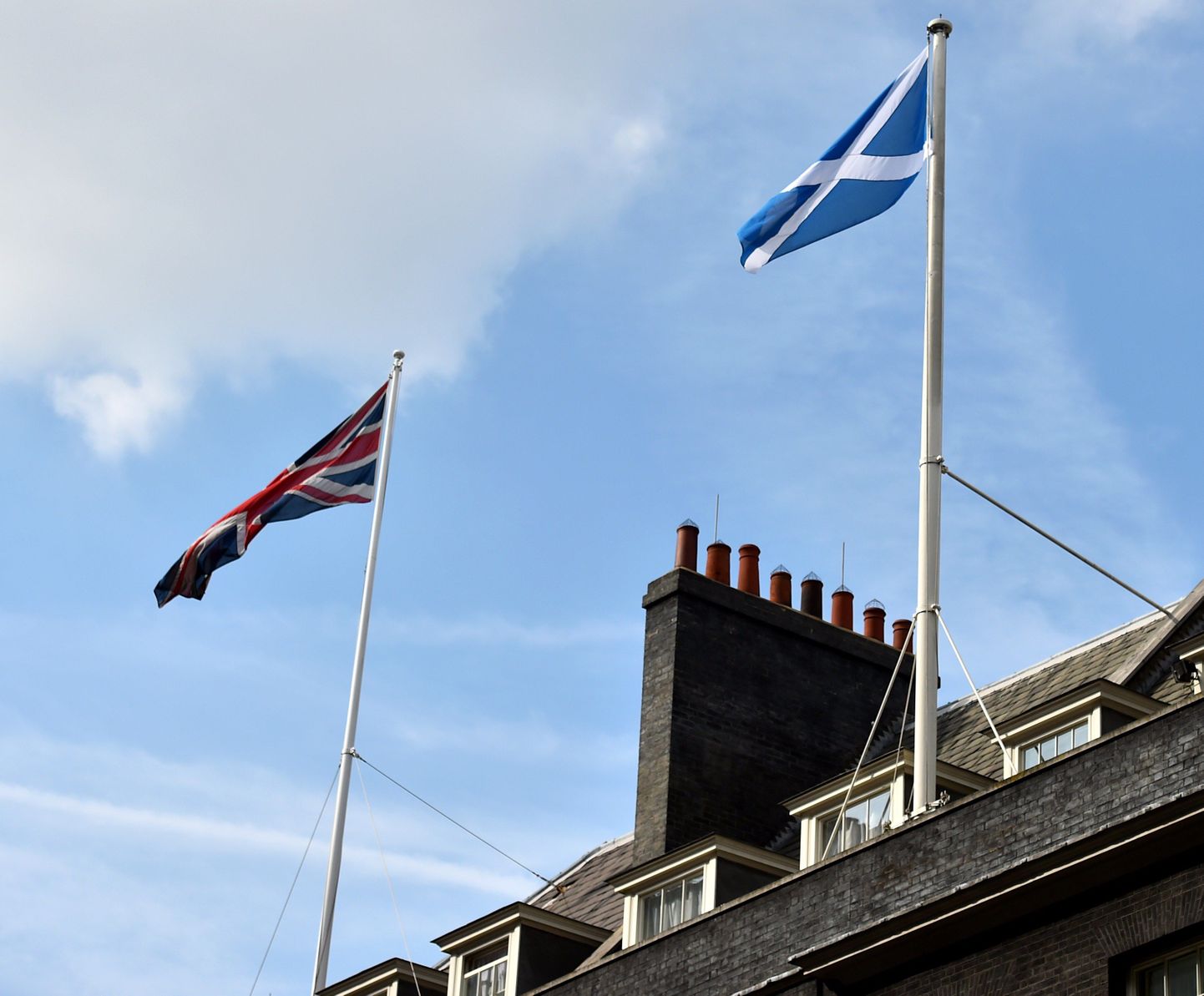 Ühendkuningriigi lipu kõrvale heisati peaministri residentsi kohale täna ka Šotimaa lipp.