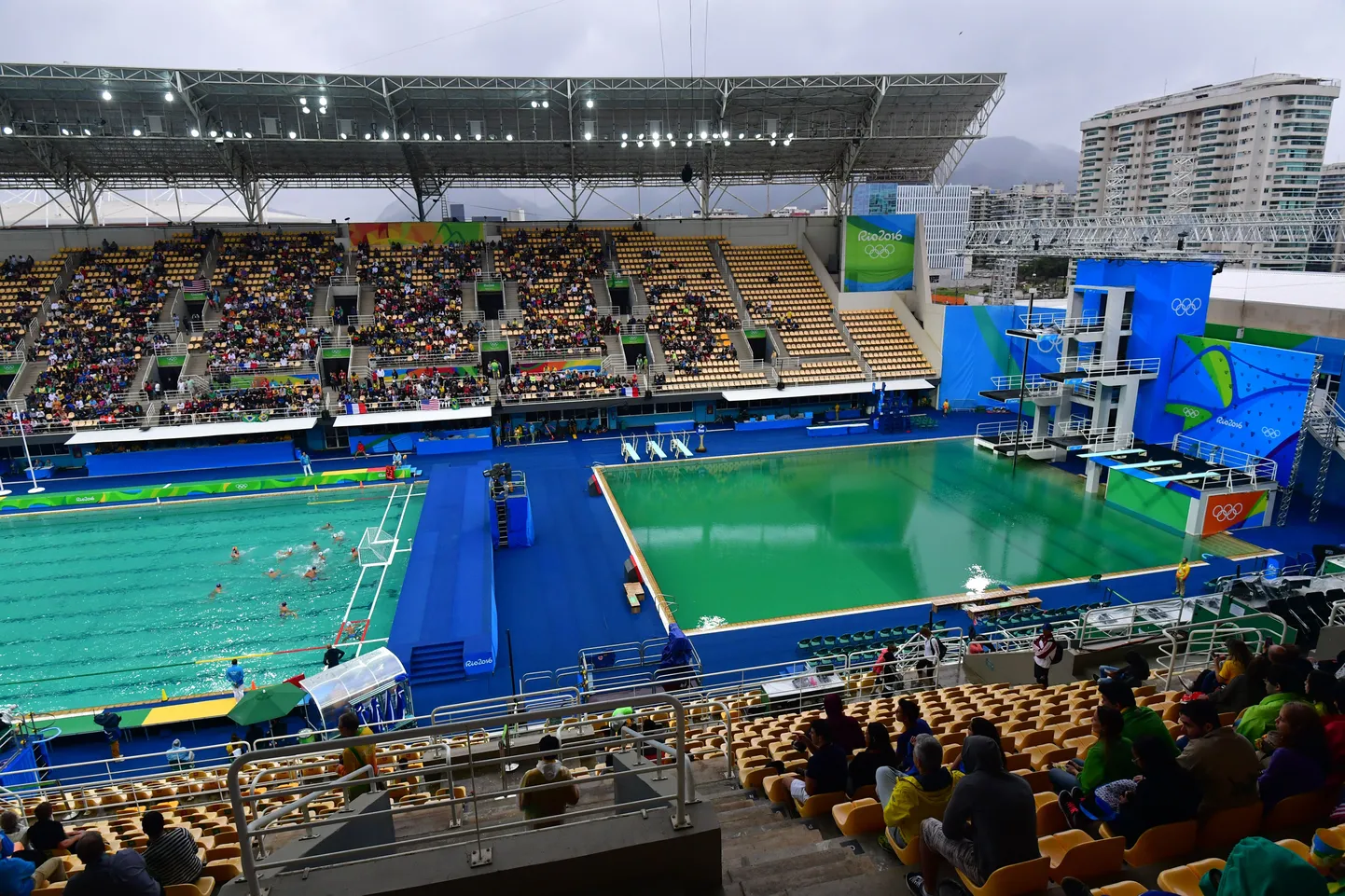 Rio basseinide vesi värvus roheliseks