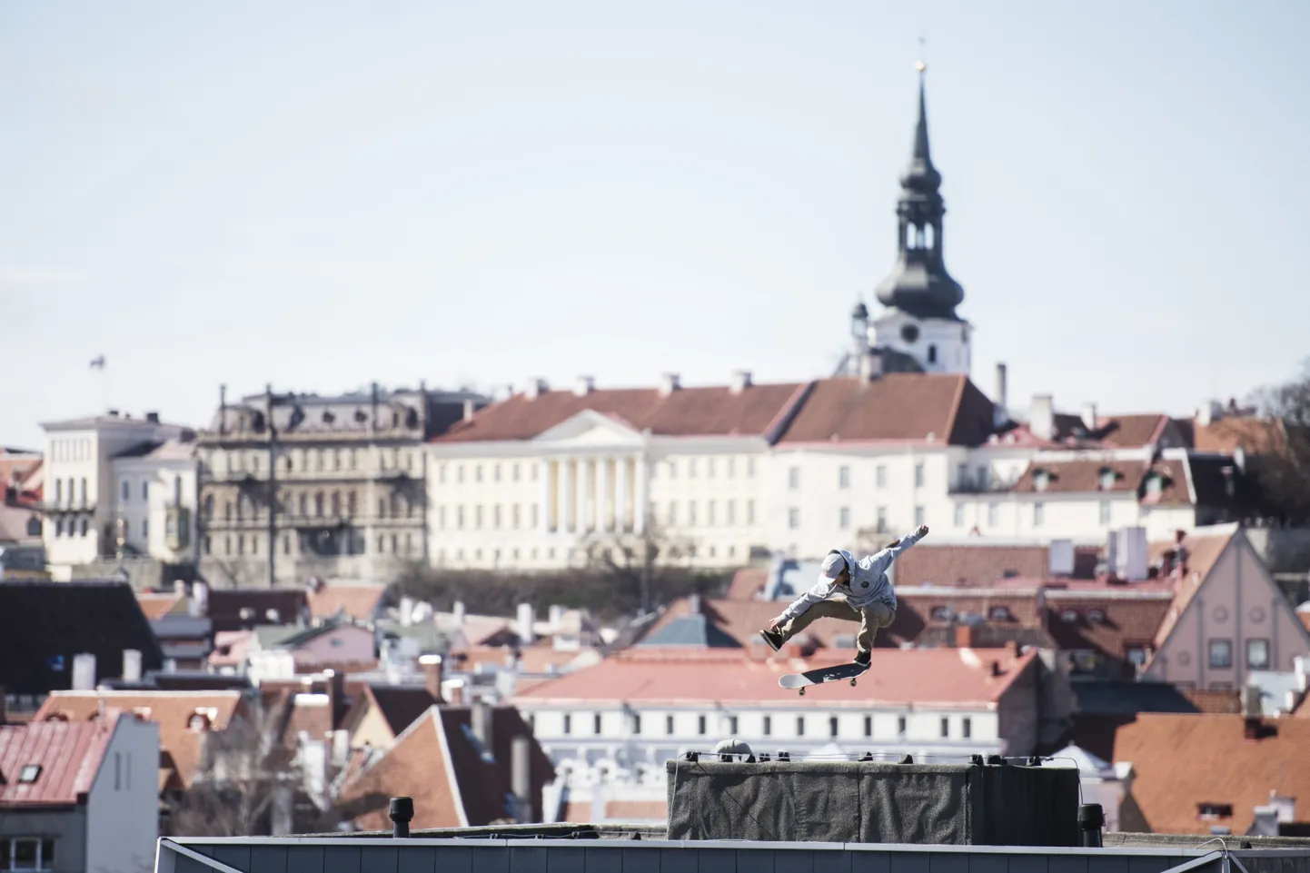 Rulatajast hispaanlane Danny Leon Rotermanni katusel trikke tegemas