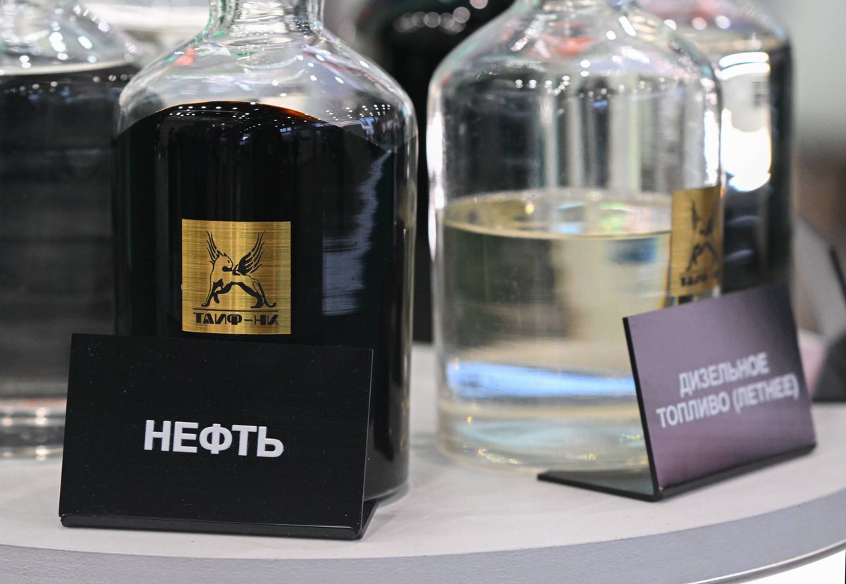 Русская нефть в бутылке на выставке нефтяников в Татарстане, Россия, 2023 год.