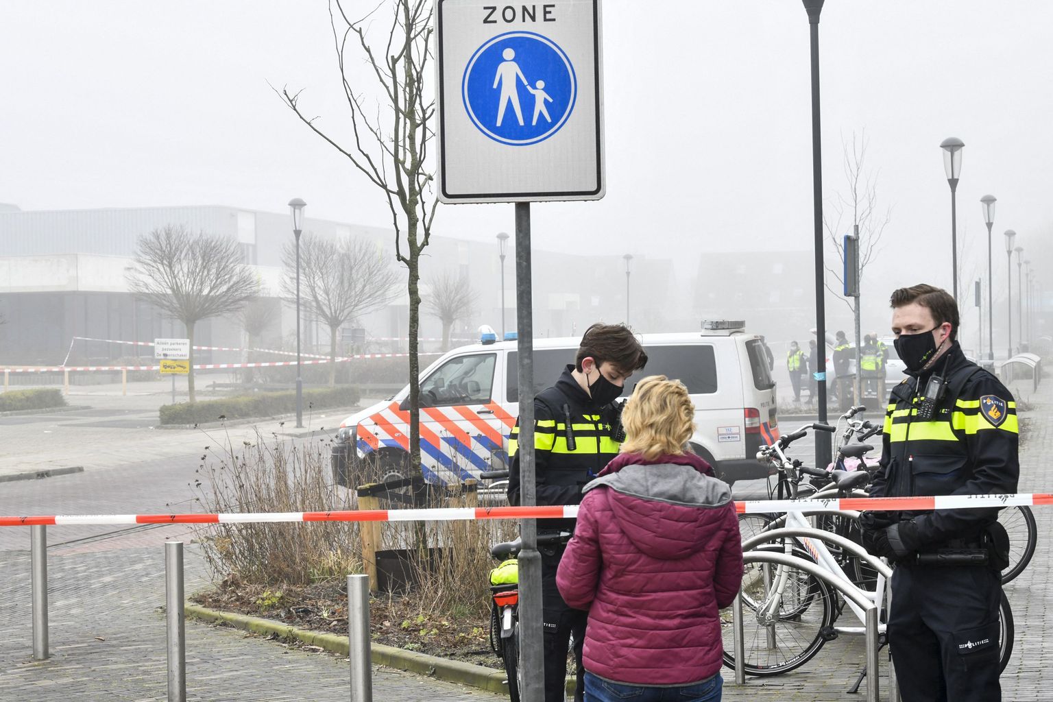 Politseinikud suhtlemas Bovenkarspelis kohaliku elanikuga.
