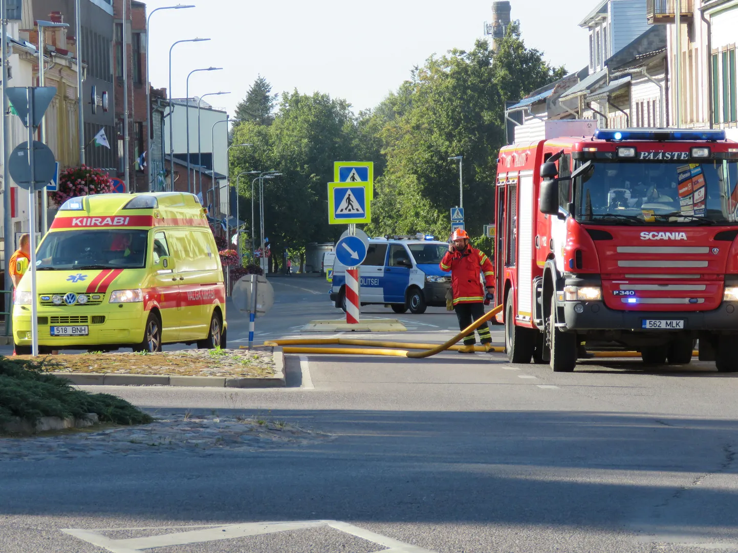 Vabaduse tänav täitus põlengu ja järelkustutustööde ajaks eri liiki operatiivsõidukitega. Mõneks ajaks oli ühes sõidusuunas liiklus täielikult suletud.