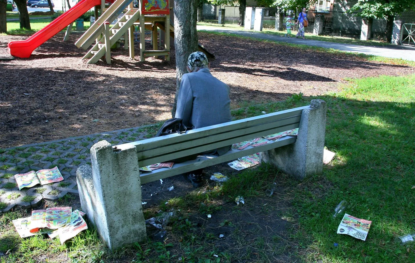 Noorteväljaku laste mänguplatsi juurde on maha visatud tollase Säästumarketi reklaame. Poest tulles on hea mänguplatsi juures jalga puhata.