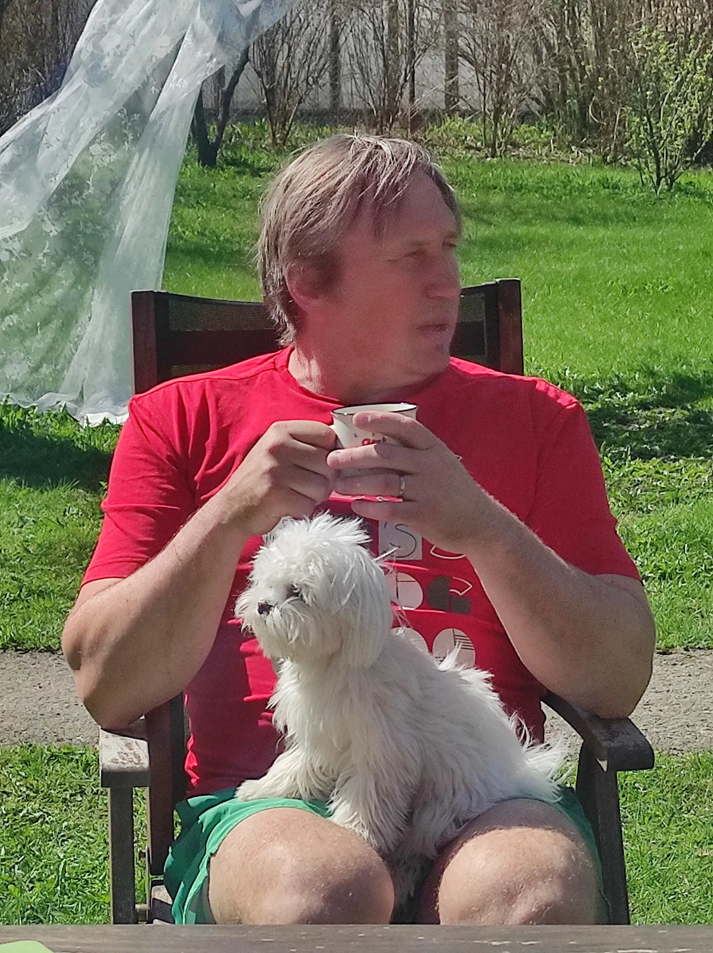 Hindreku talu peremees Margo Klementi oma malta bichon’i tõugu lumivalge koerakega.