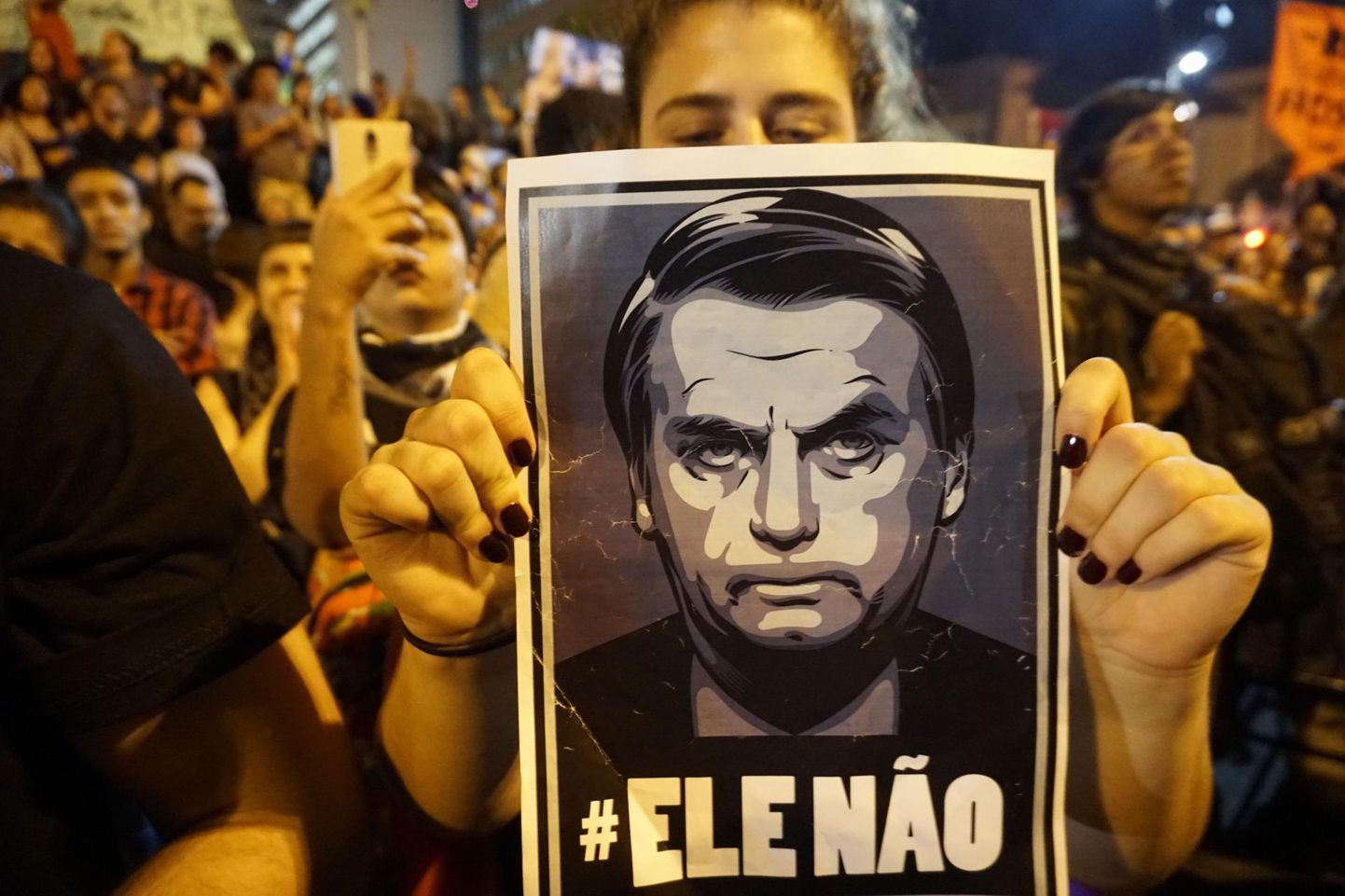 Teisipäeval toimus São Paulos rahvarohke meeleavaldus presidendiks valitud Jair Bolsionaro vastu. Paljud osalejad kandsid plakateid kirjaga «#MitteTema», mis sai paremäärmuslase vastaste hüüdlauseks juba valimiskampaania ajal.