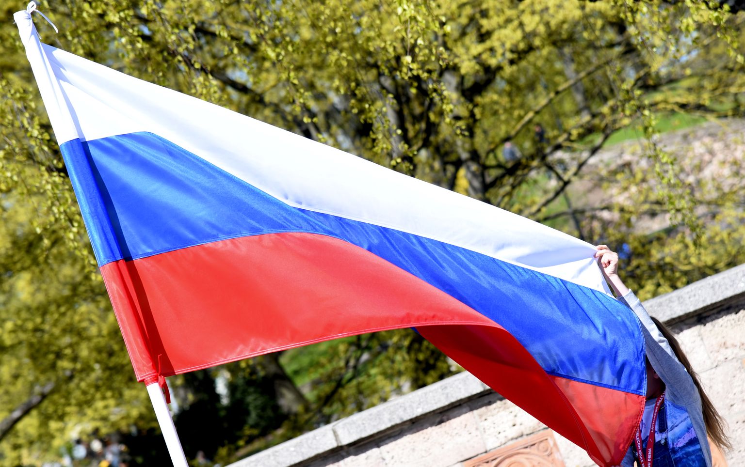 Krievijas karogs laukumā pie Brīvības pieminekļa, kur notiek gatavošanās "Radisson Blu Nāciju parādei" jeb simboliskajam maratona dalībnieku gājienam.