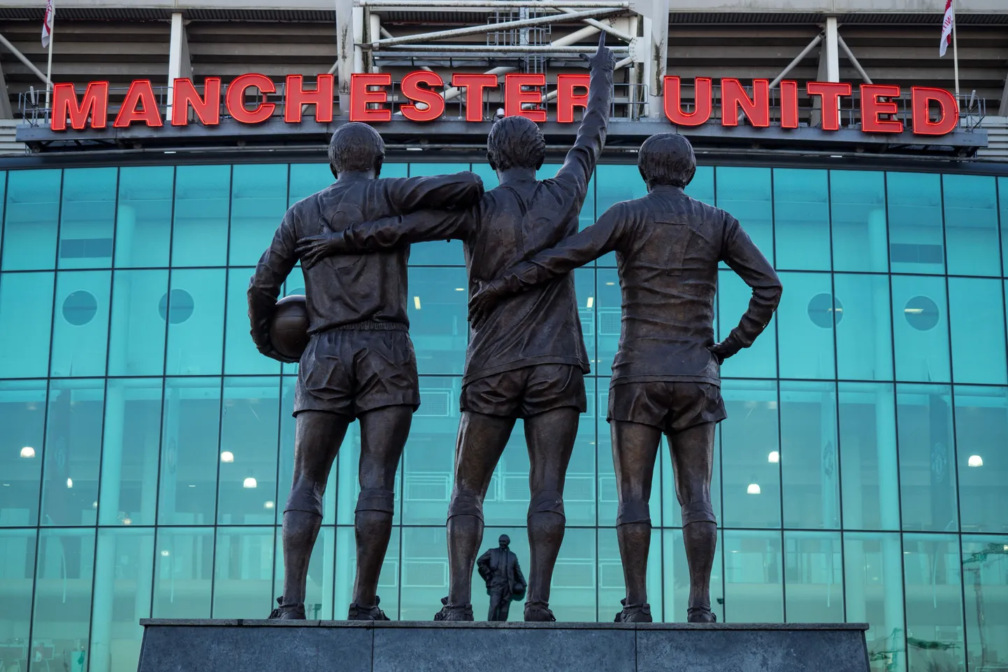 Besti, Law and Charltoni kujud Unitedi koduväljaku Old Traffordi juures.