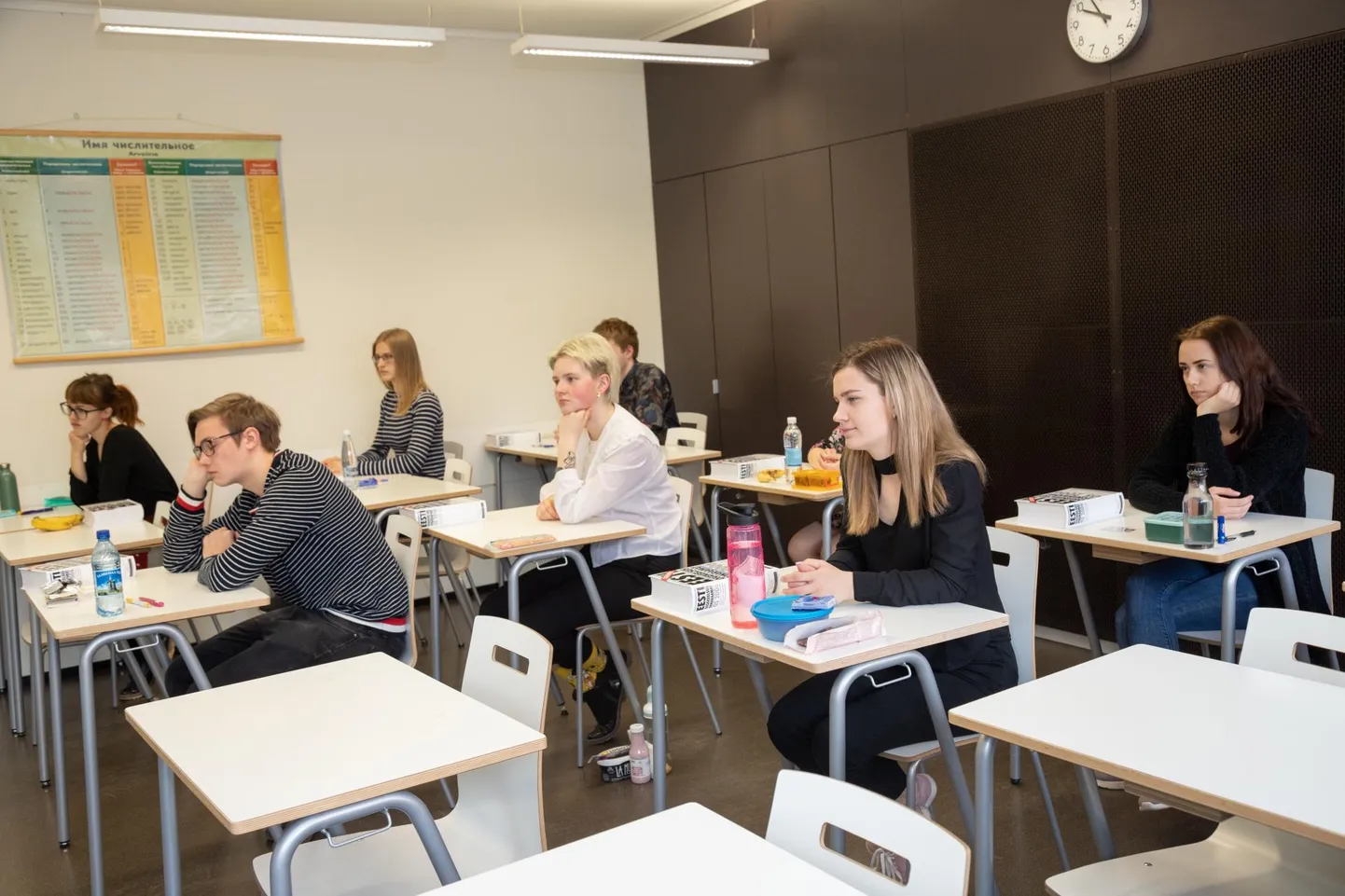 Kuigi see on vabatahtlik, teeb usutavasti enamik gümnasiste eksameid. Neid on tänavu kaks: eesti keel ja matemaatika. Pildil on eelmise aasta lõpueksami sooritajad Viljandi gümnaasiumis.