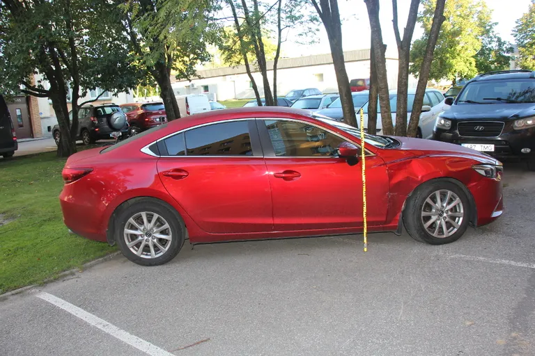 Jalaka tänaval rihiti ära kaks pargitud sõiduautot.