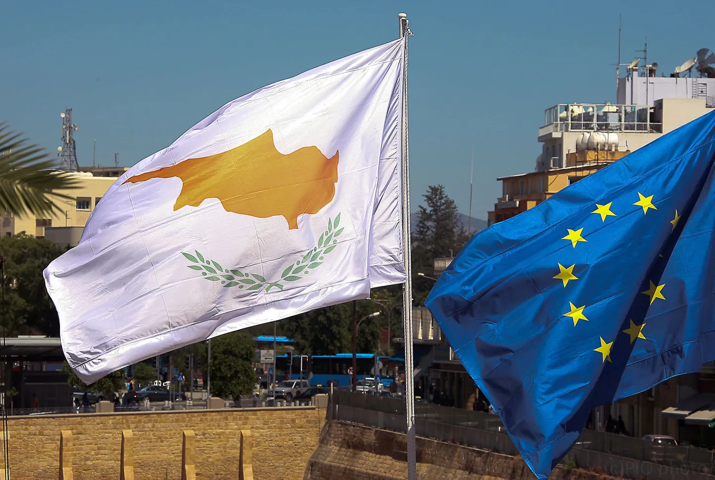 Küprose lipp (vasakul) ja Euroopa Liidu lipp