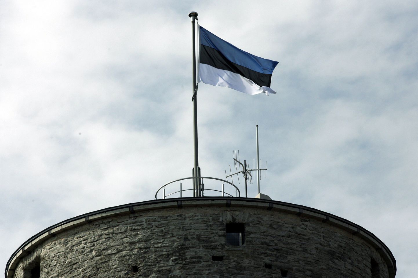 Eesti lipp Pika Hermanni tornis uhkelt lehvimas